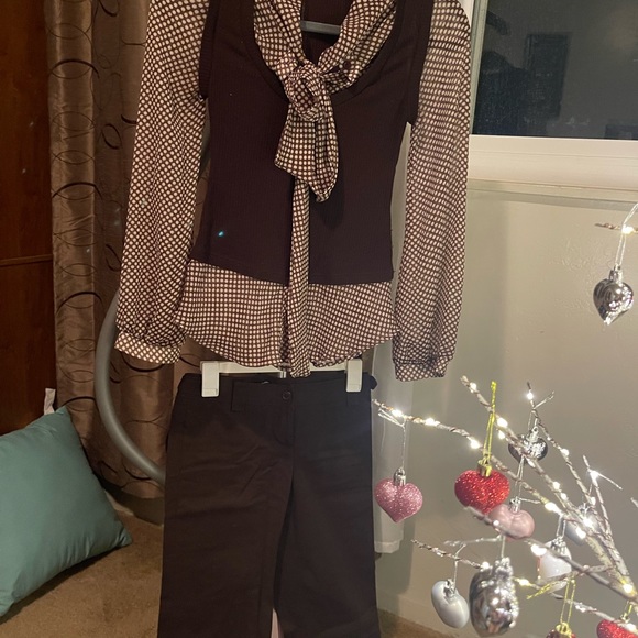 A 2-piece outfit. A bermuda and a matching blouse perfect for all occasions. - Picture 2 of 7